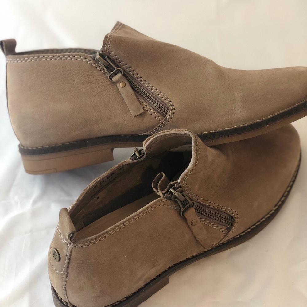 Hush puppies low bootie. Like new size 9